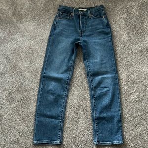 Like new LEVI’S Wedgie Straight 26 Ankle Cropped Jeans